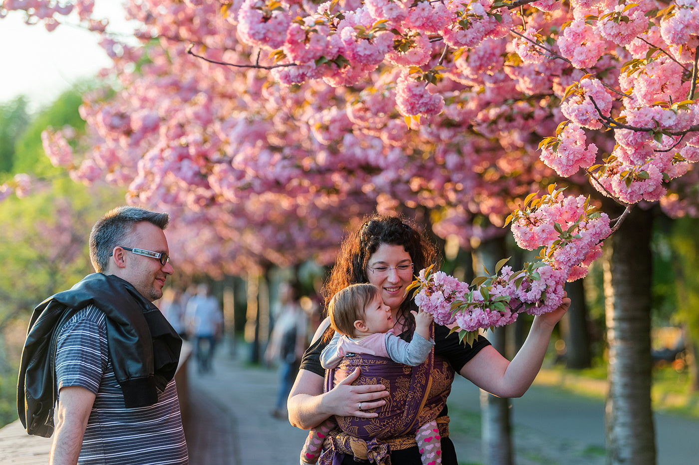 Family on the Tóth Árpád promenade #328