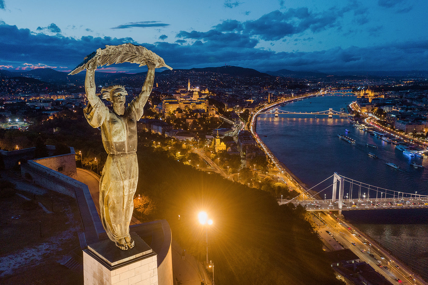 Szabadság szobor és Budapest esti látképe drónnal #685