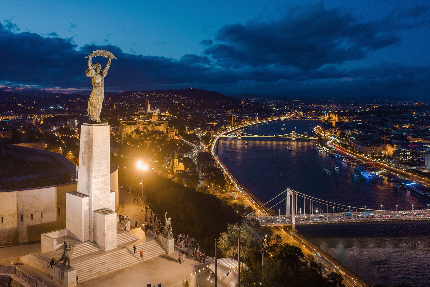 Budapest esti látképe drónnal #687