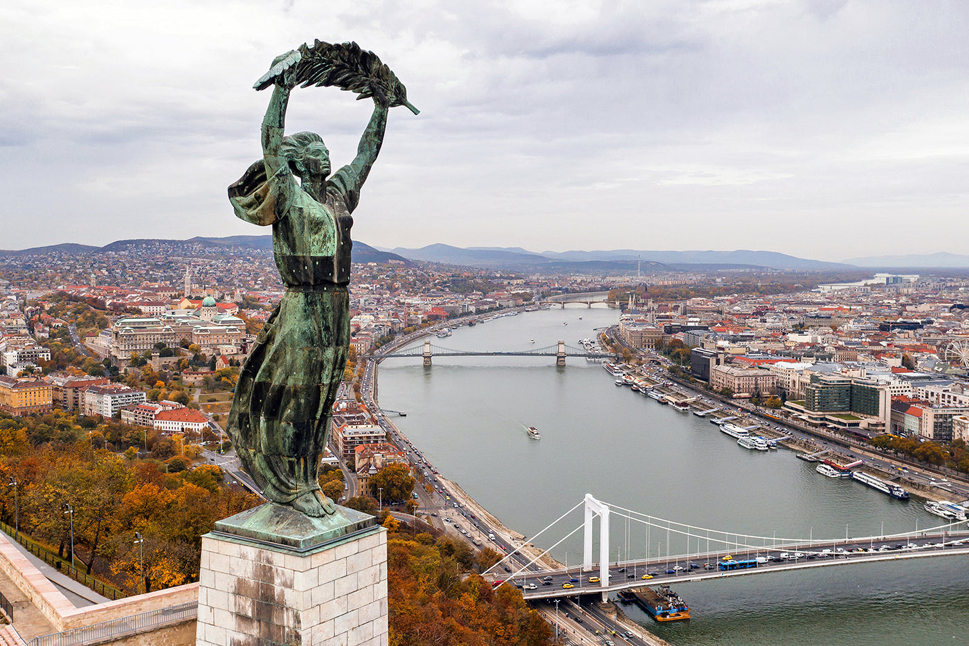 Szabadság szobor és Budapest őszi látképe drónnal #688