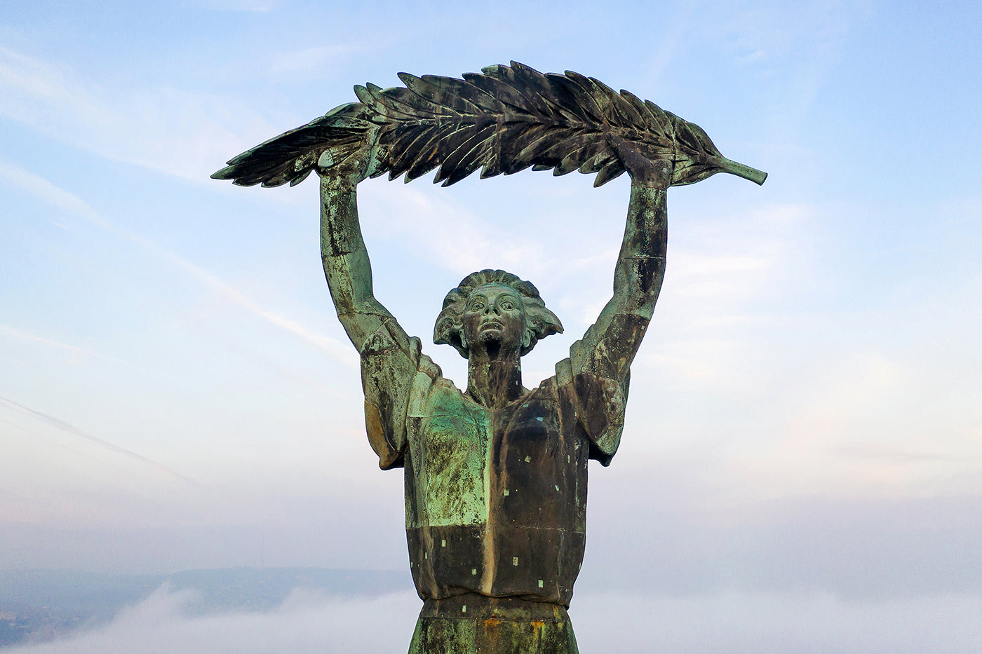Szabadság szobor közelről drónnal #700
