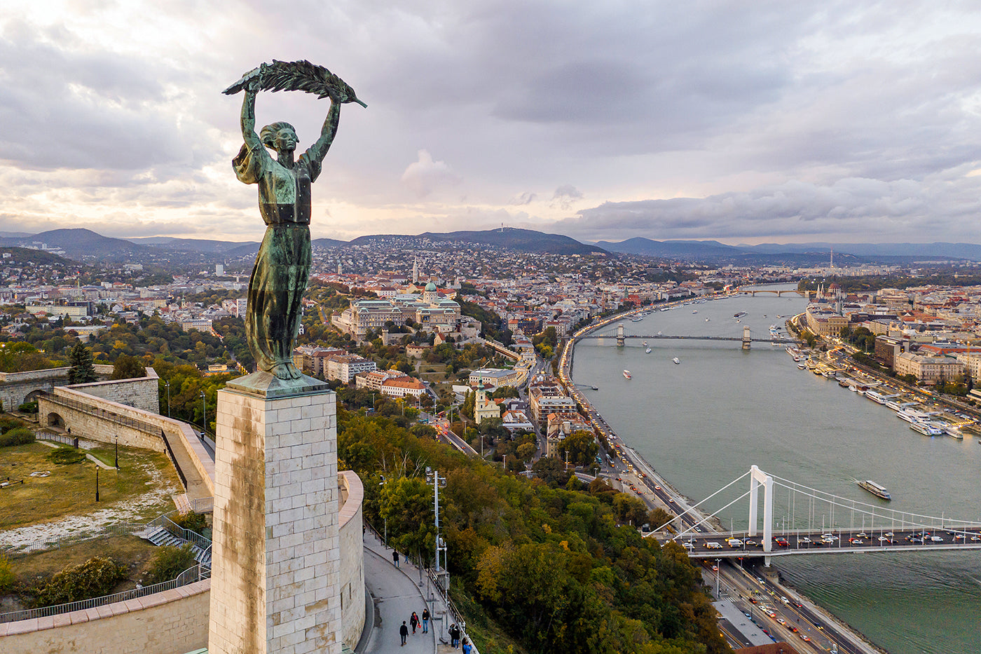 Szabadság szobor és Budapest látképe drónnal #709