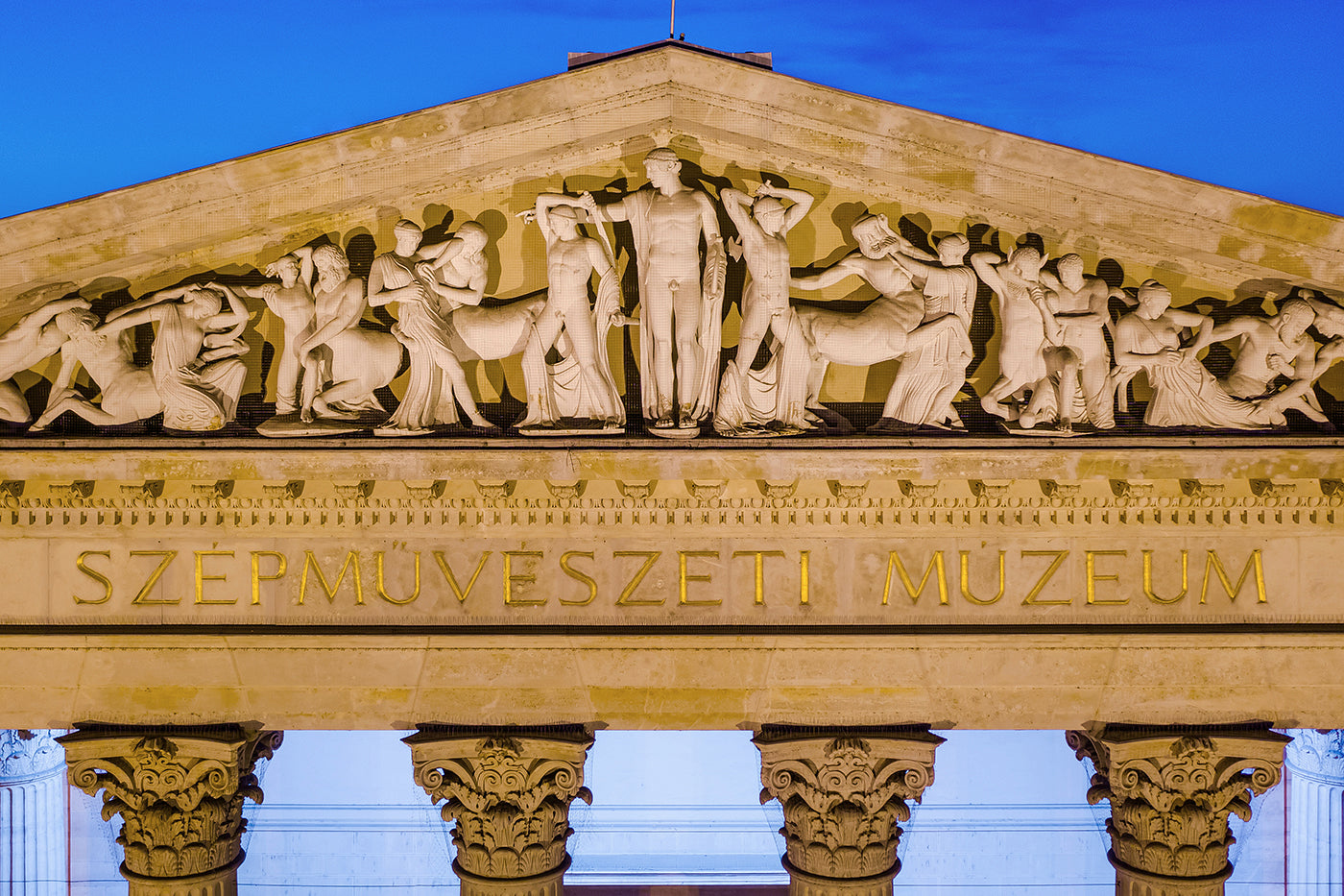 Szépművészeti Múzeum timpanonja közelről drónnal #720