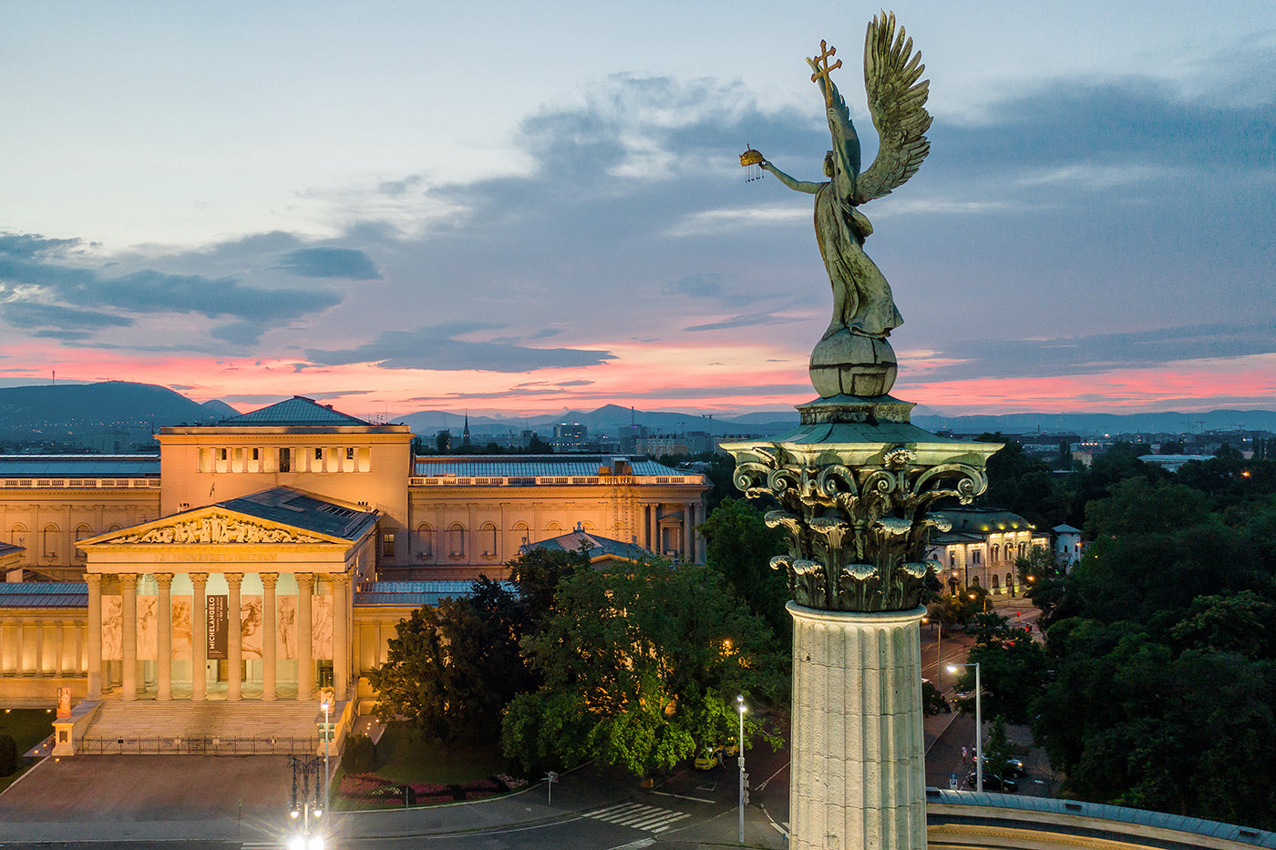 Gábriel arkangyal szobra a Hősök terén drónnal #721