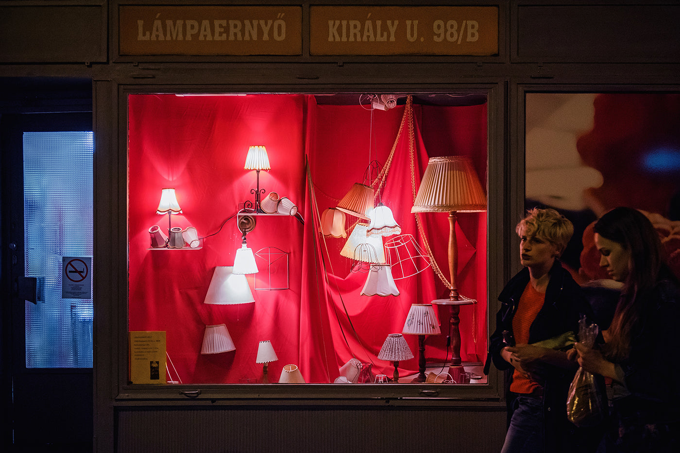 Window of a lampshade shop on Király Street #741