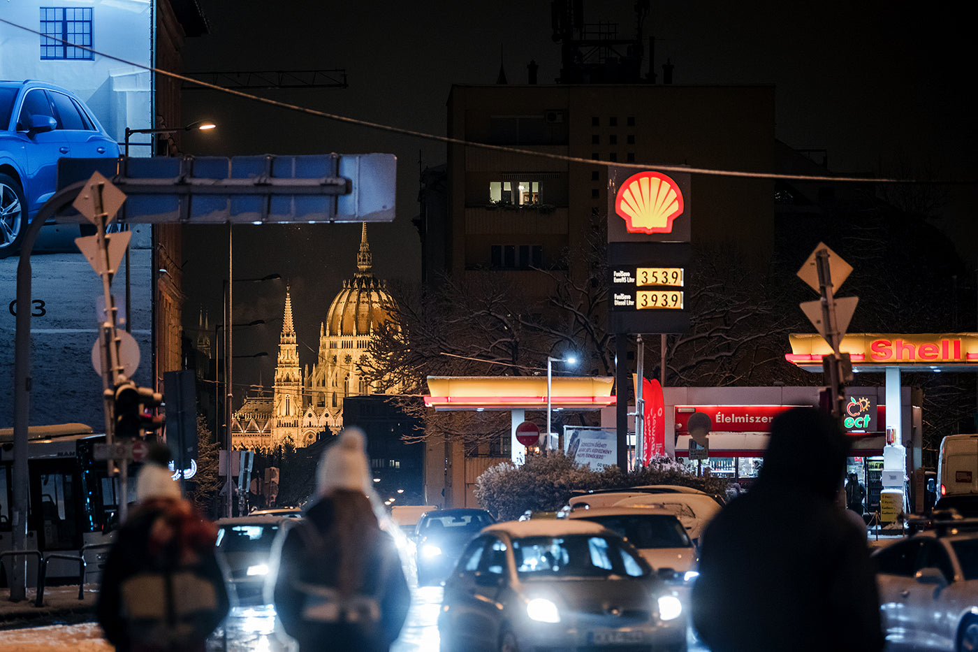 Parlament a Széna tér felől este #864