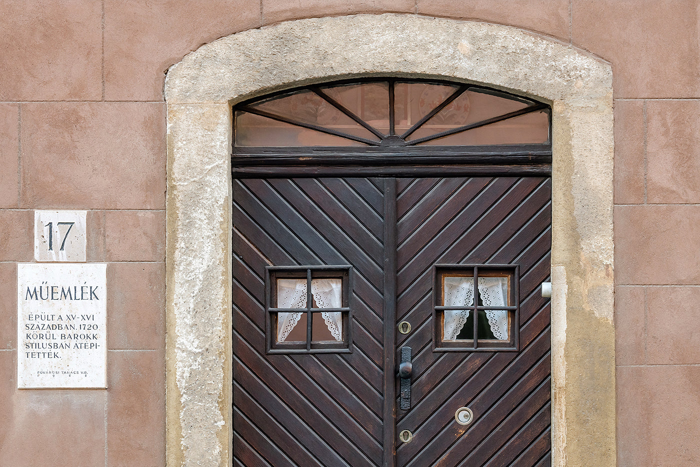 Gate on Úri Street #1020