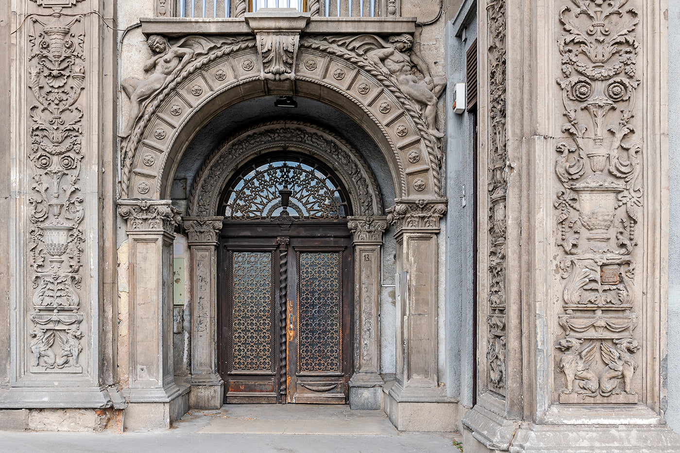 Gate on Alkotás Street #1040