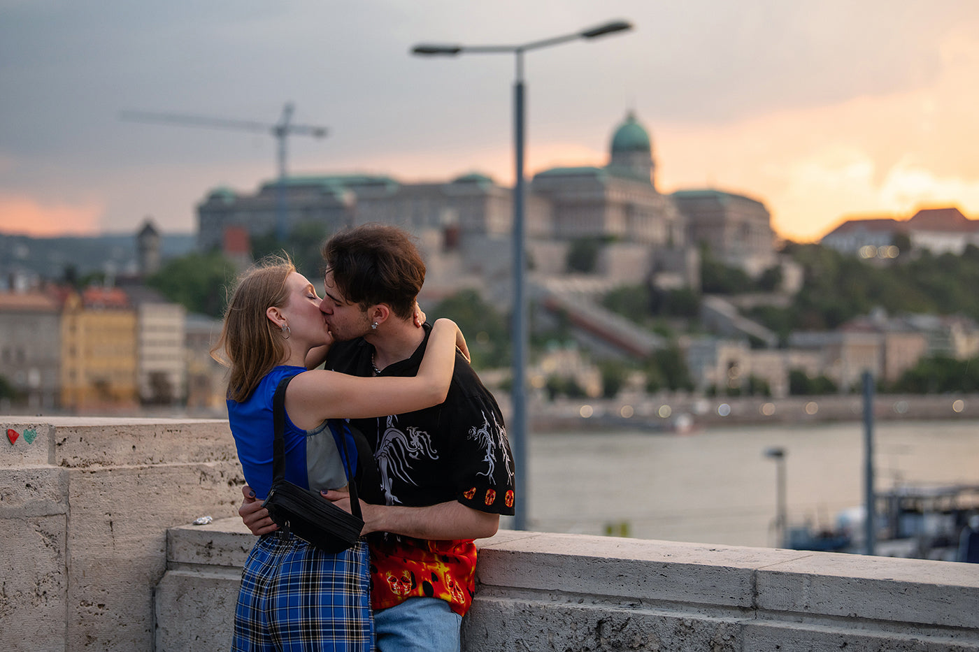 Kissing couple on the Elizabeth Bridge #1096
