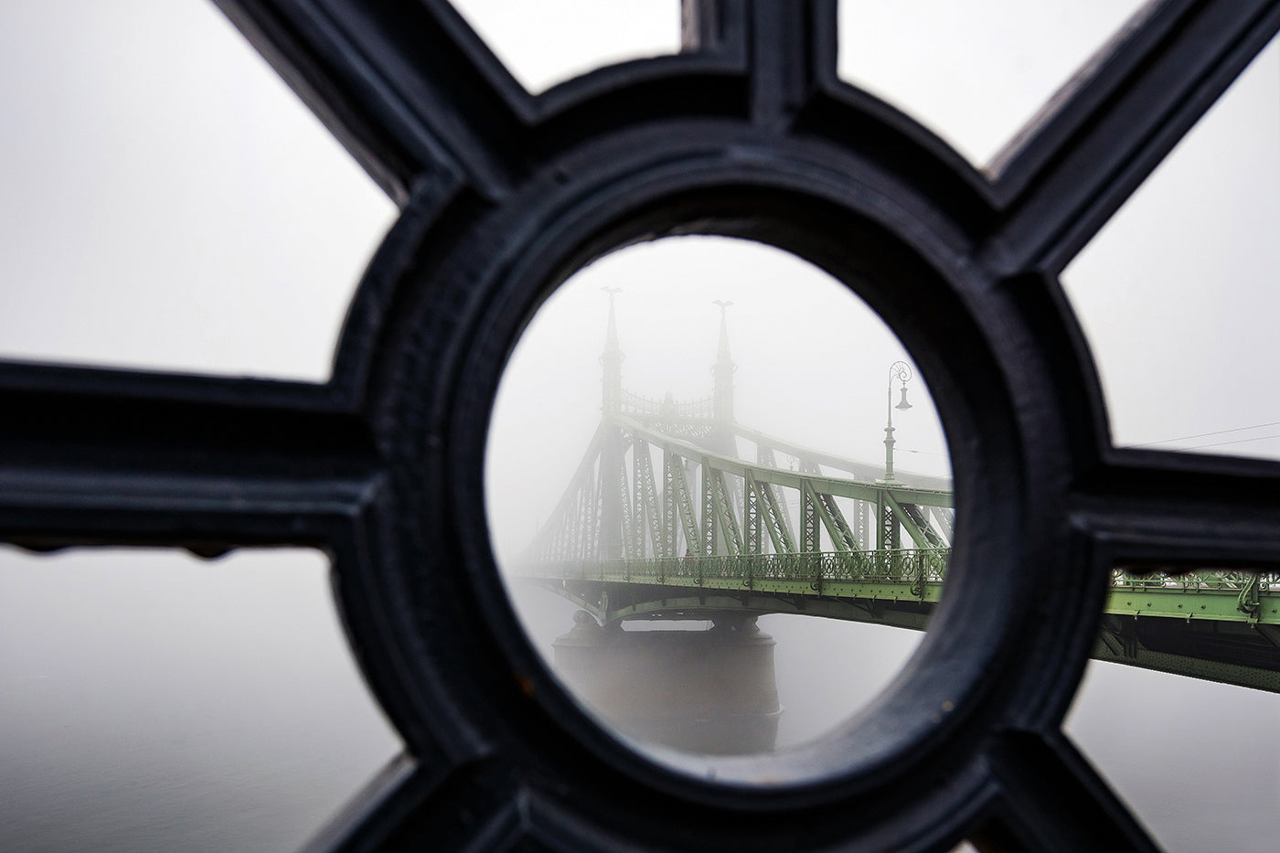 Foggy Liberty Bridge from the quay #1184