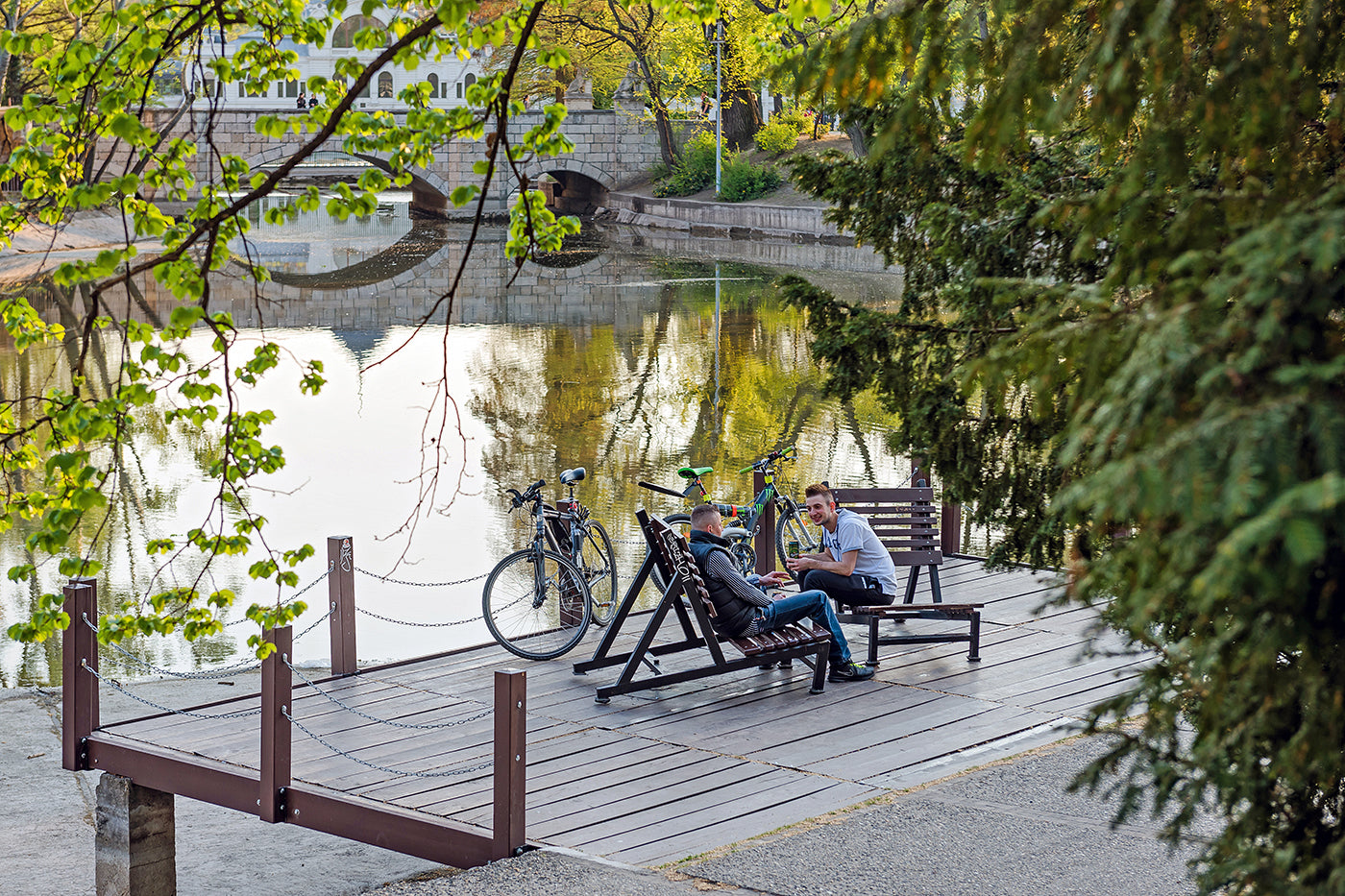 Friends chatting at the City Park lake #1245