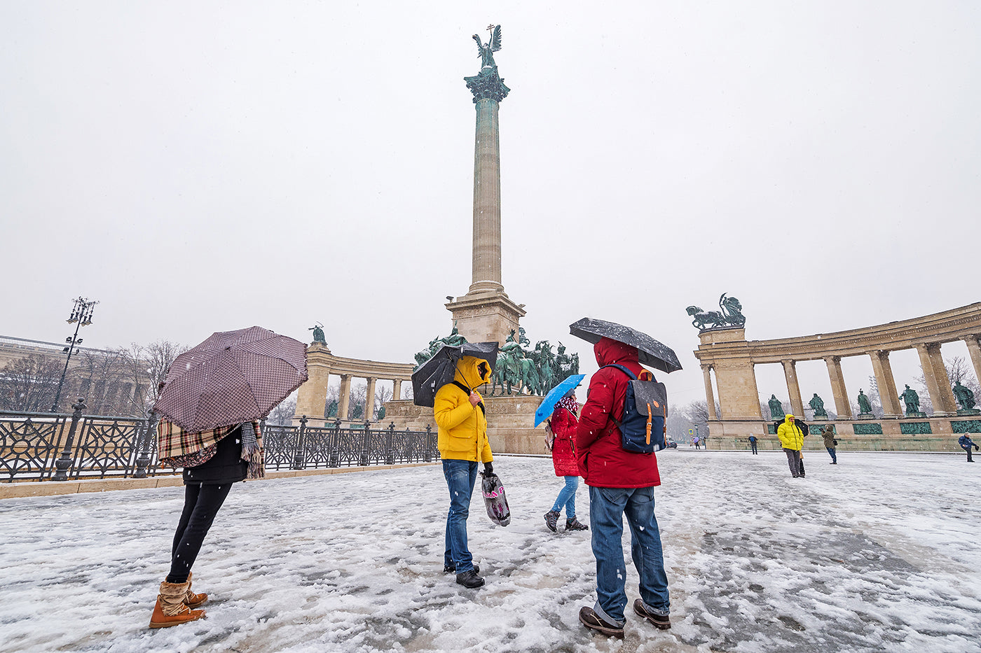 Tourists at Heroes' Square in snowfall #1433