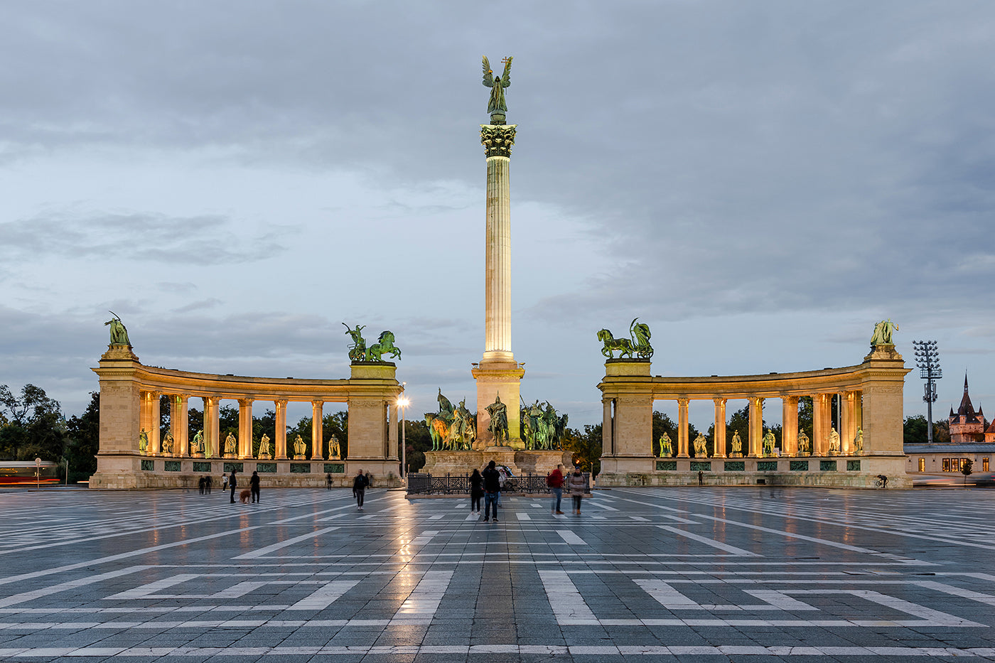 Heroes' Square at night #1459