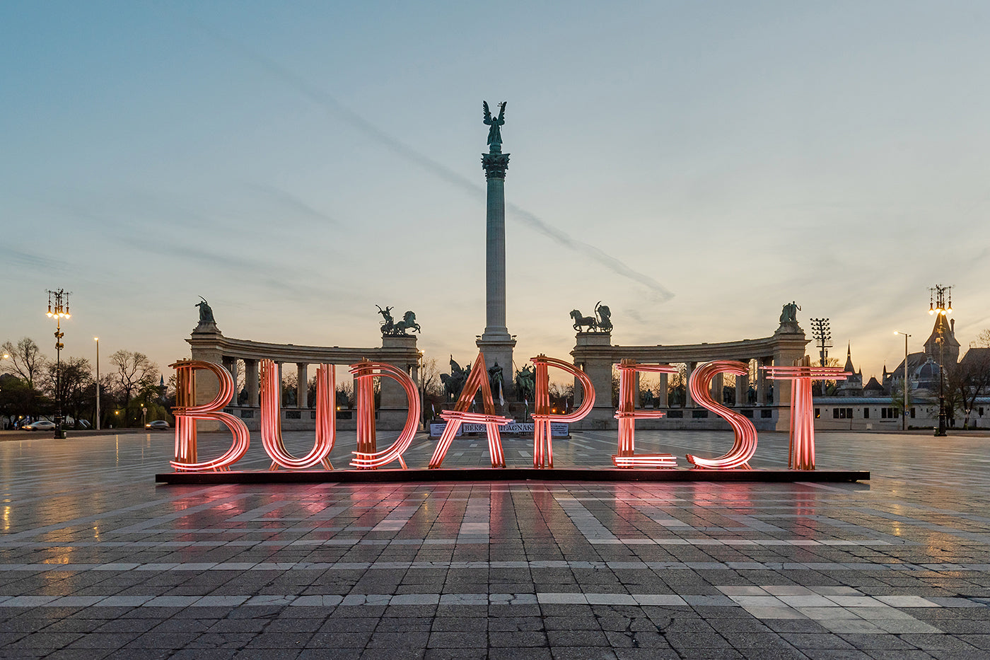 Hősök tere a Budapest felirattal napkeltekor #1471