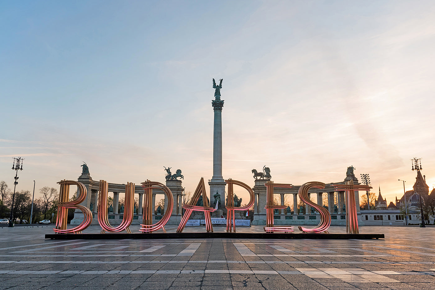 Hősök tere a Budapest felirattal napkeltekor #1472