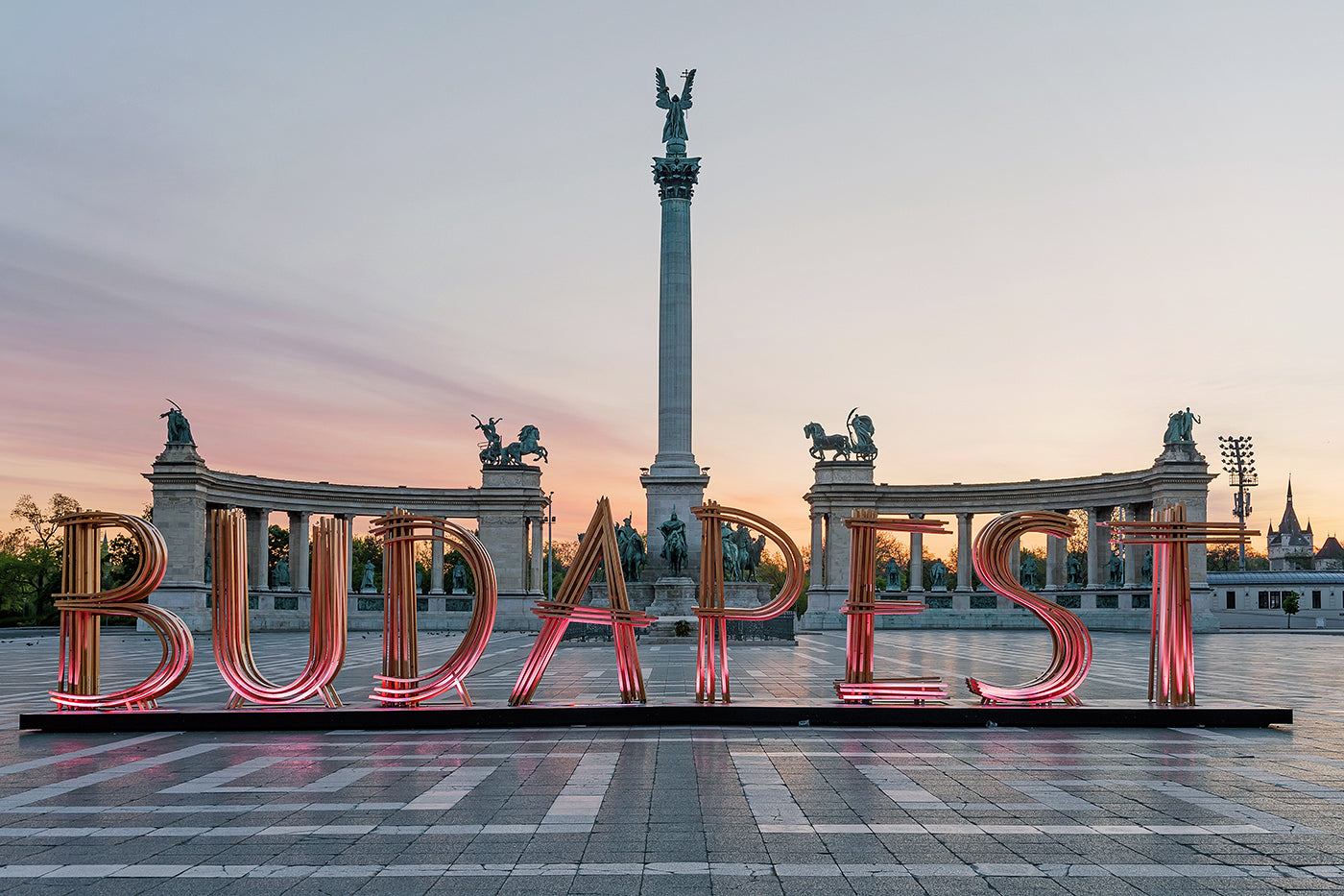 Hősök tere a Budapest felirattal napkeltekor #1480