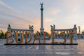 Hősök tere a Budapest felirattal napkeltekor #1482