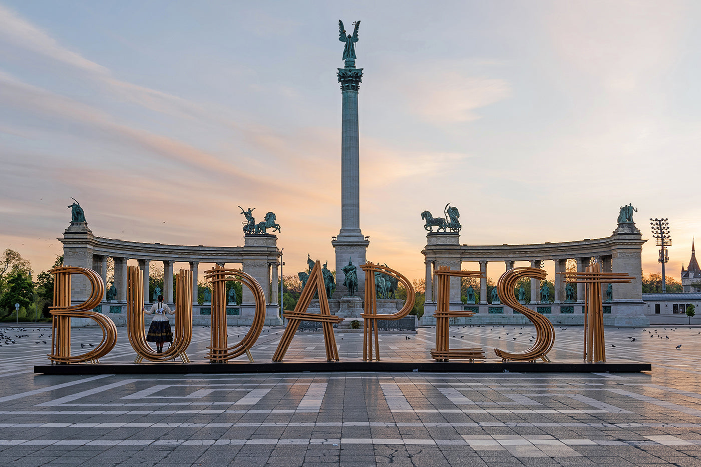 Hősök tere a Budapest felirattal napkeltekor #1482