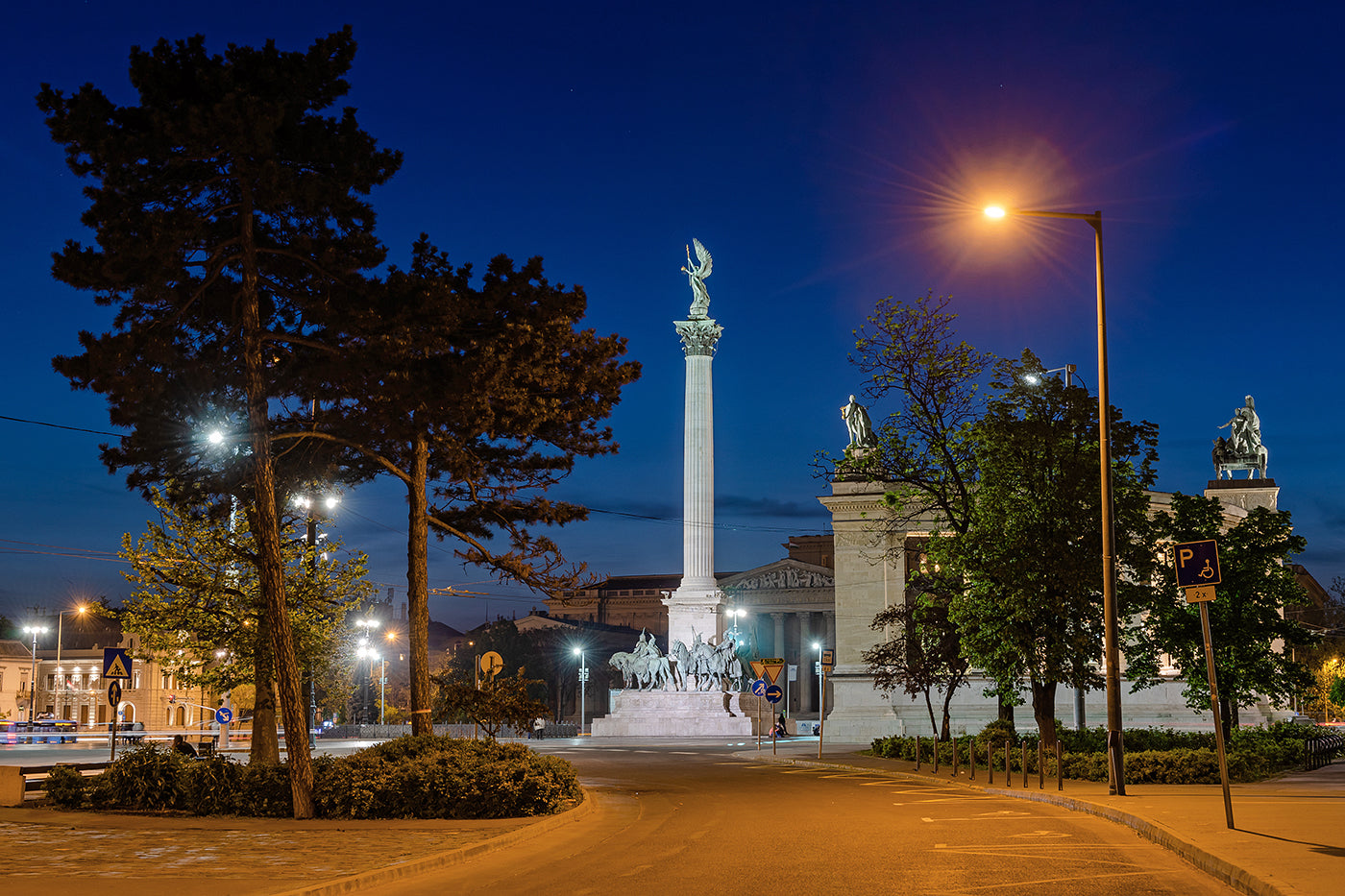 Heroes' Square at night #1492