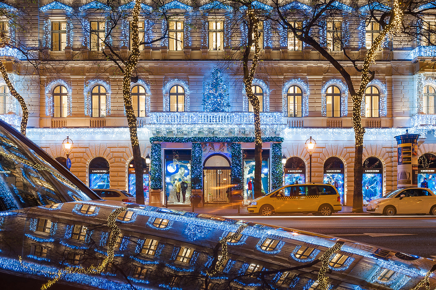 Il Bacio di Stile in Christmas lights on Andrássy Avenue #1996