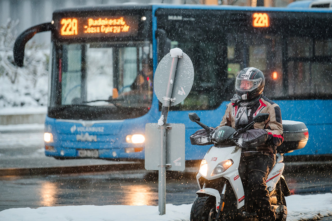 Scooter on Széll Kálmán Square in snowfall #2231