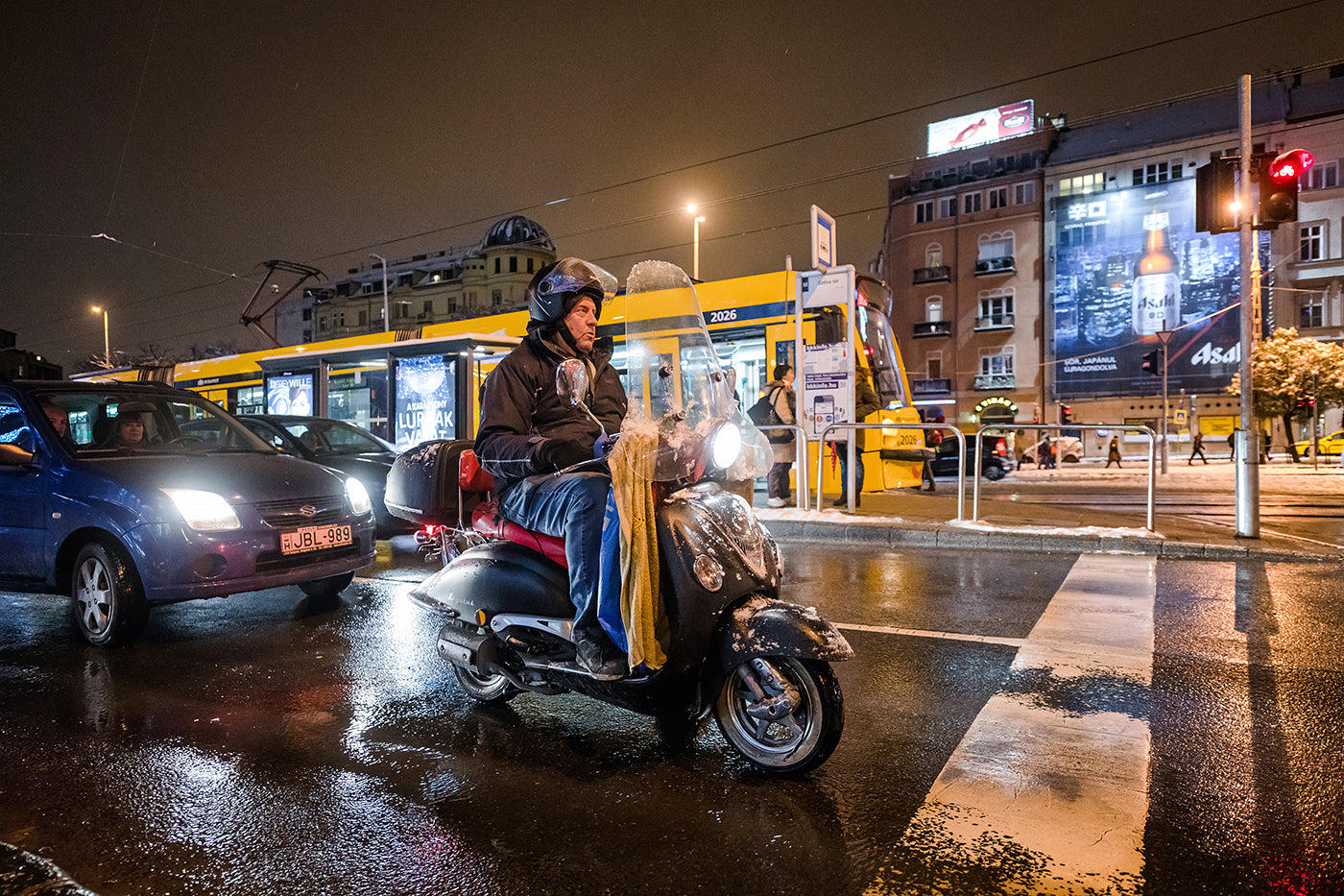 Robogós télen a Széna téren #2243