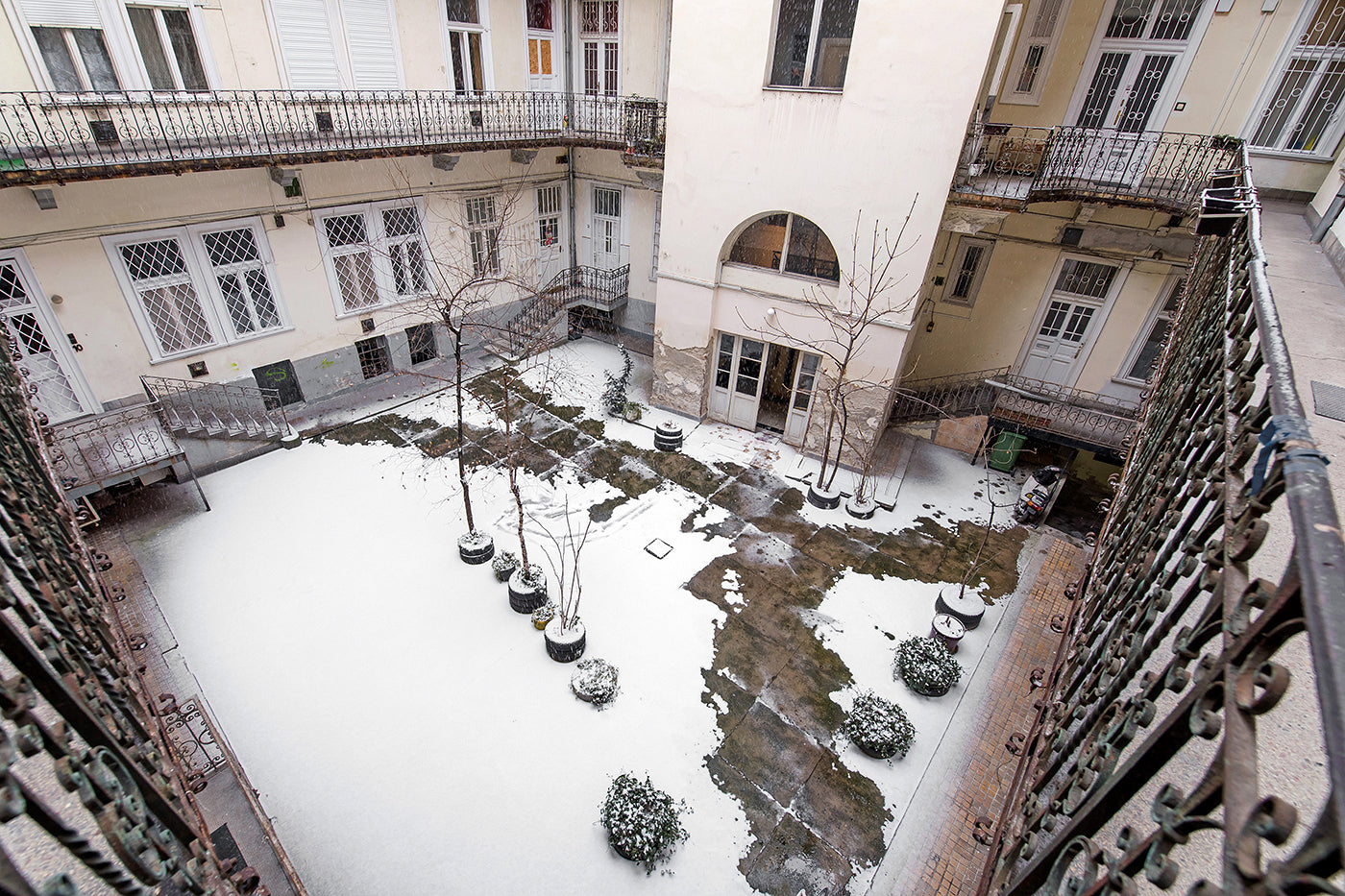 Snowy courtyard of a gabled house on Lövölde Square #2275