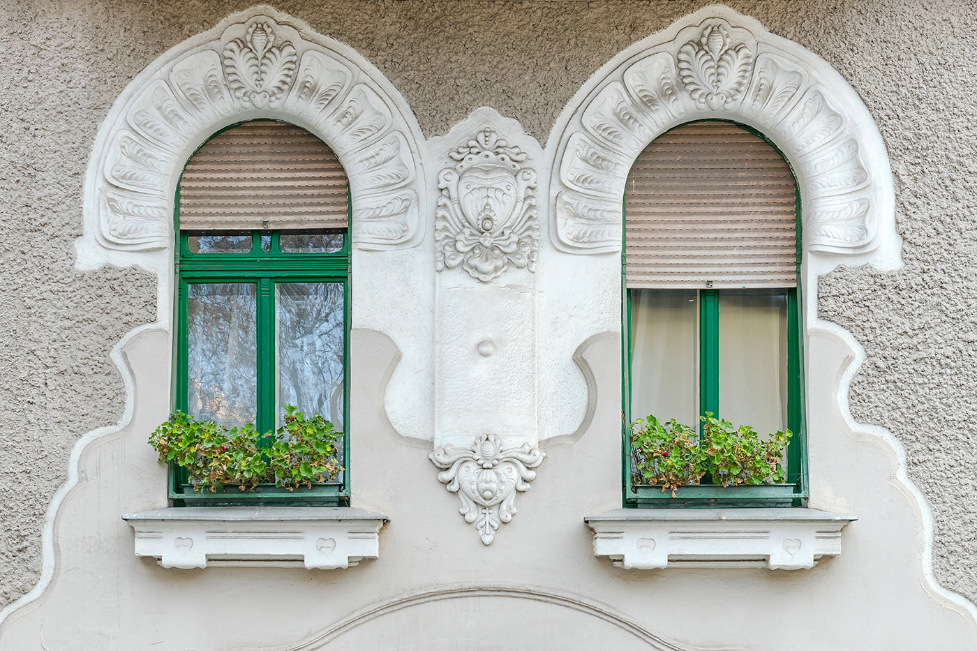 Windows 5-7 of Szőző Street #2334