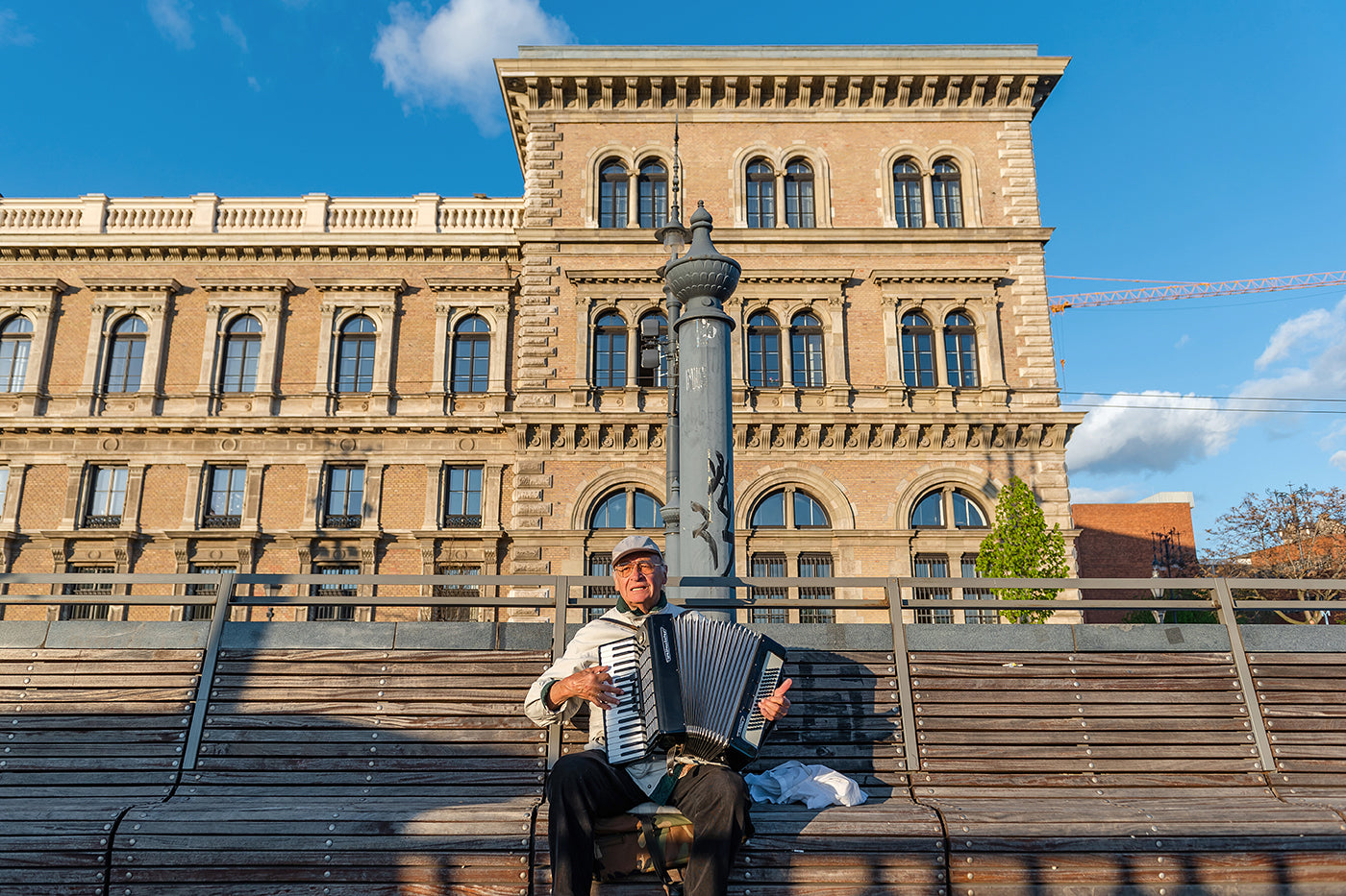 Harmonikás a Fővám térnél #2814