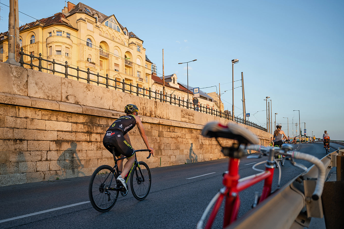Cyclists on the closed lower quay #2828