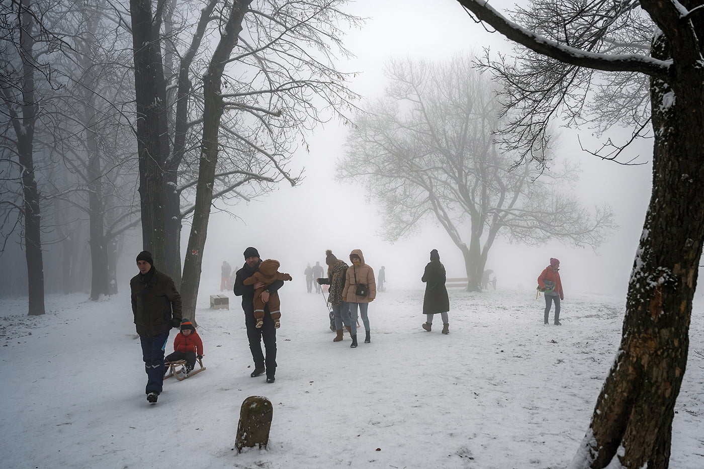 Hikers on the snowy Normafa #3075