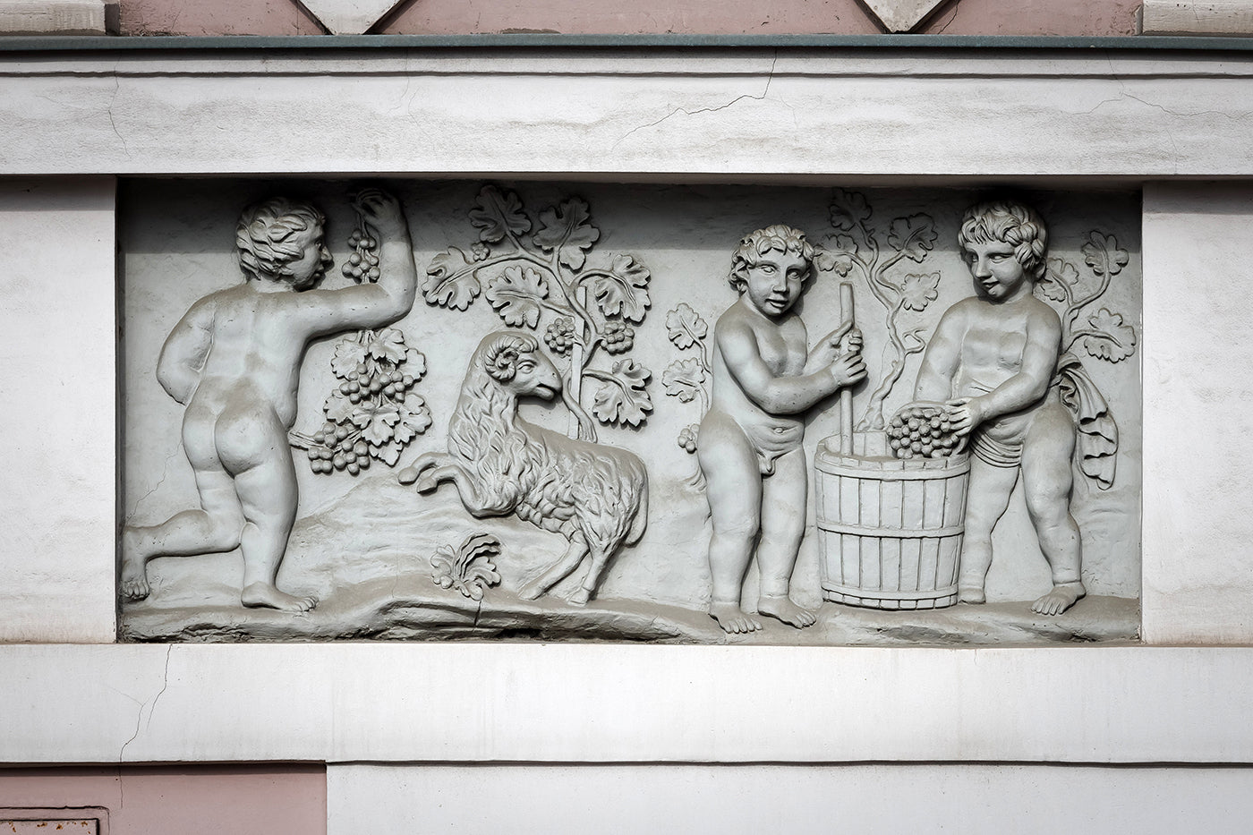 Batthyány tér 3. domborműve #3162