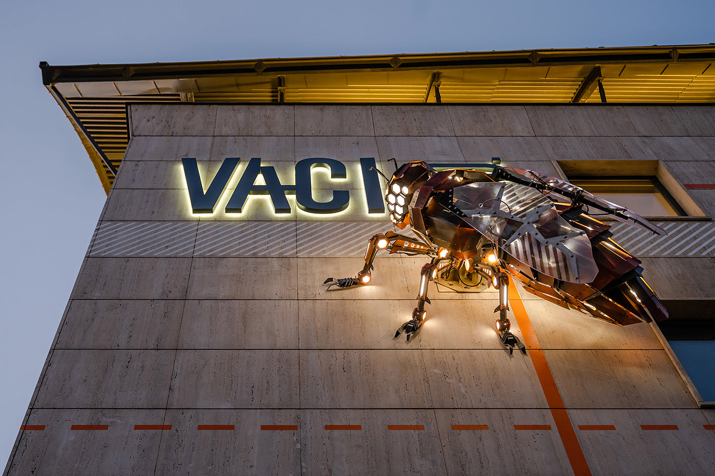 Giant wasp on the office building at 110 Váci Street #3245