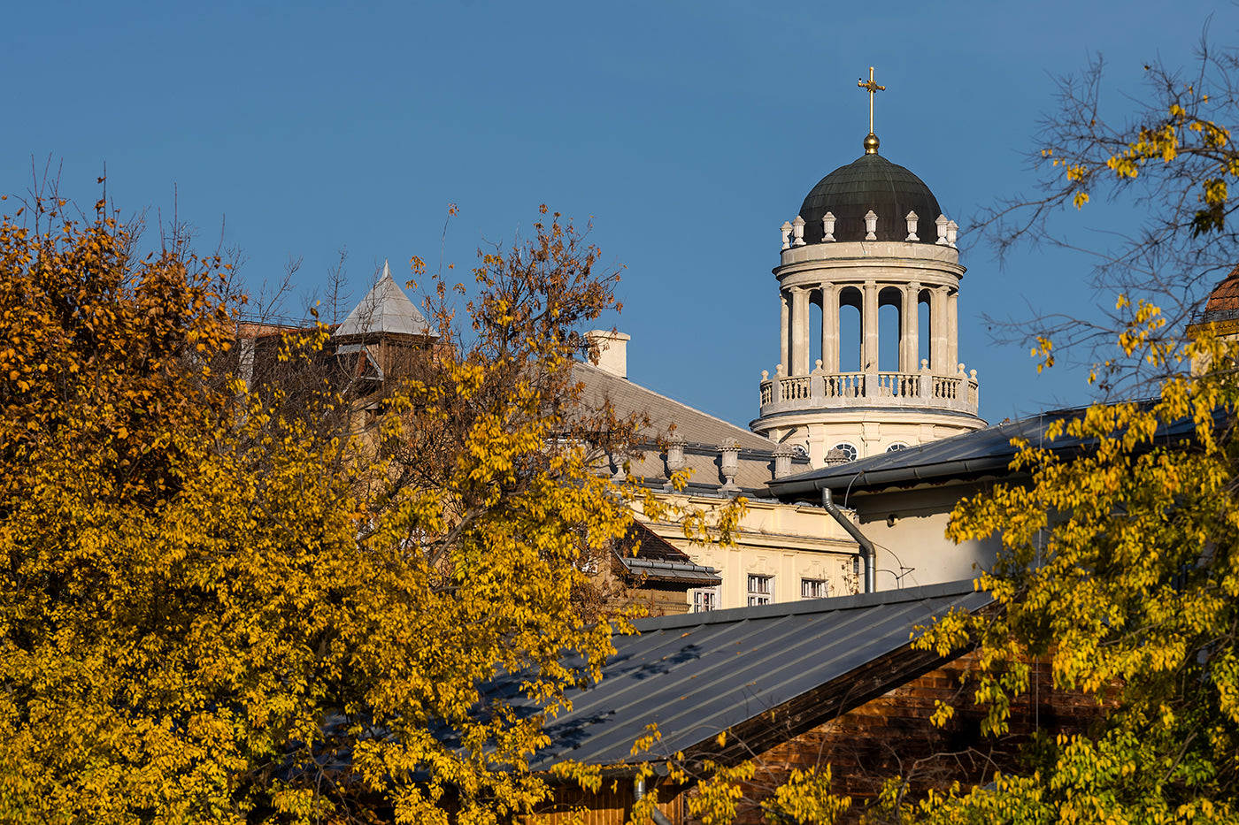 Szent Margit Gimnázium tornya a Feneketlen-tó felől #3326