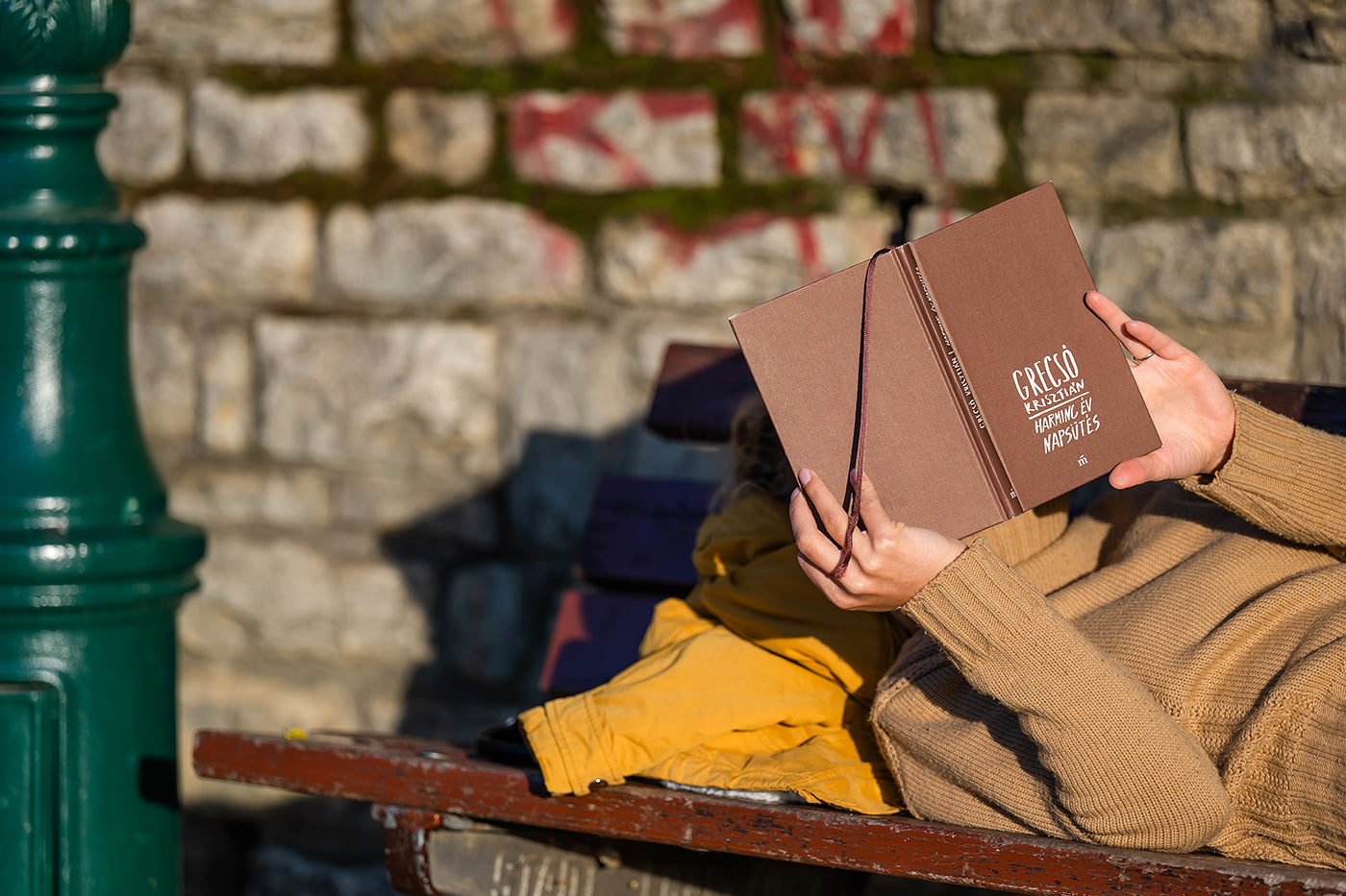 Olvasó lány a Feneketlen-tónál #3341