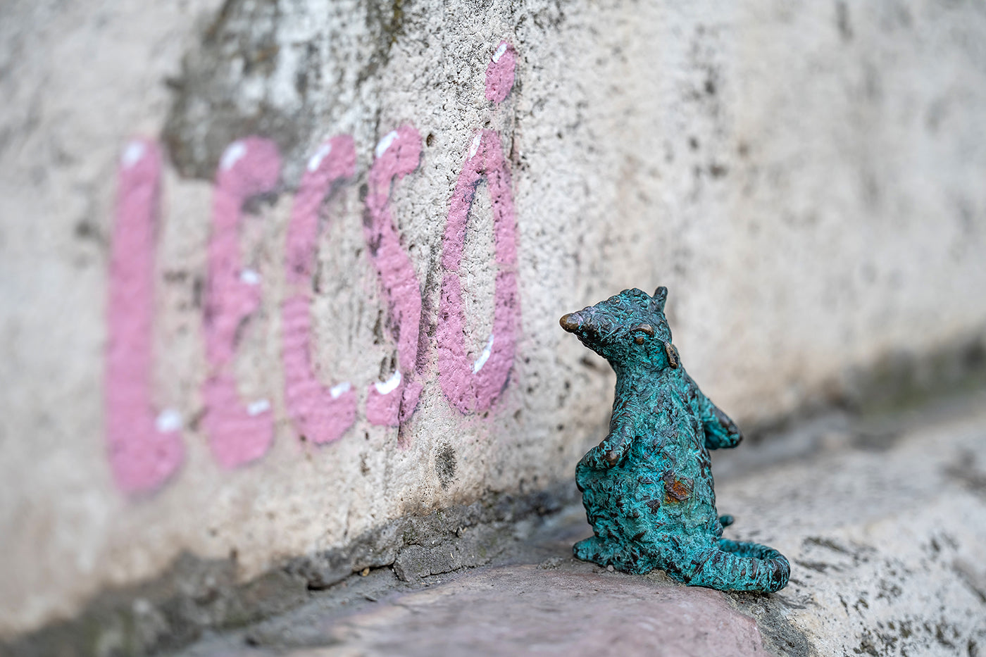 Mini statue of Lecsó at Döbrentei Square #3380
