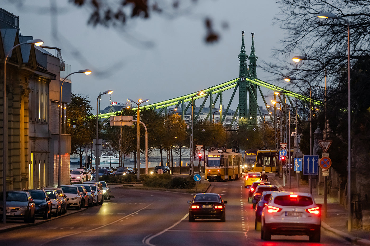 Evening traffic on the St. Gellért quay #3390