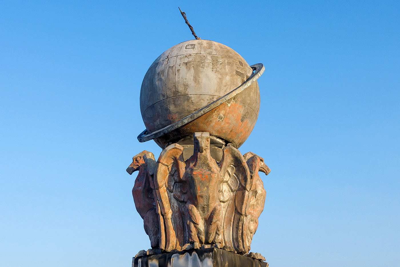 Close-up of the top statue of the Anchor House #3452