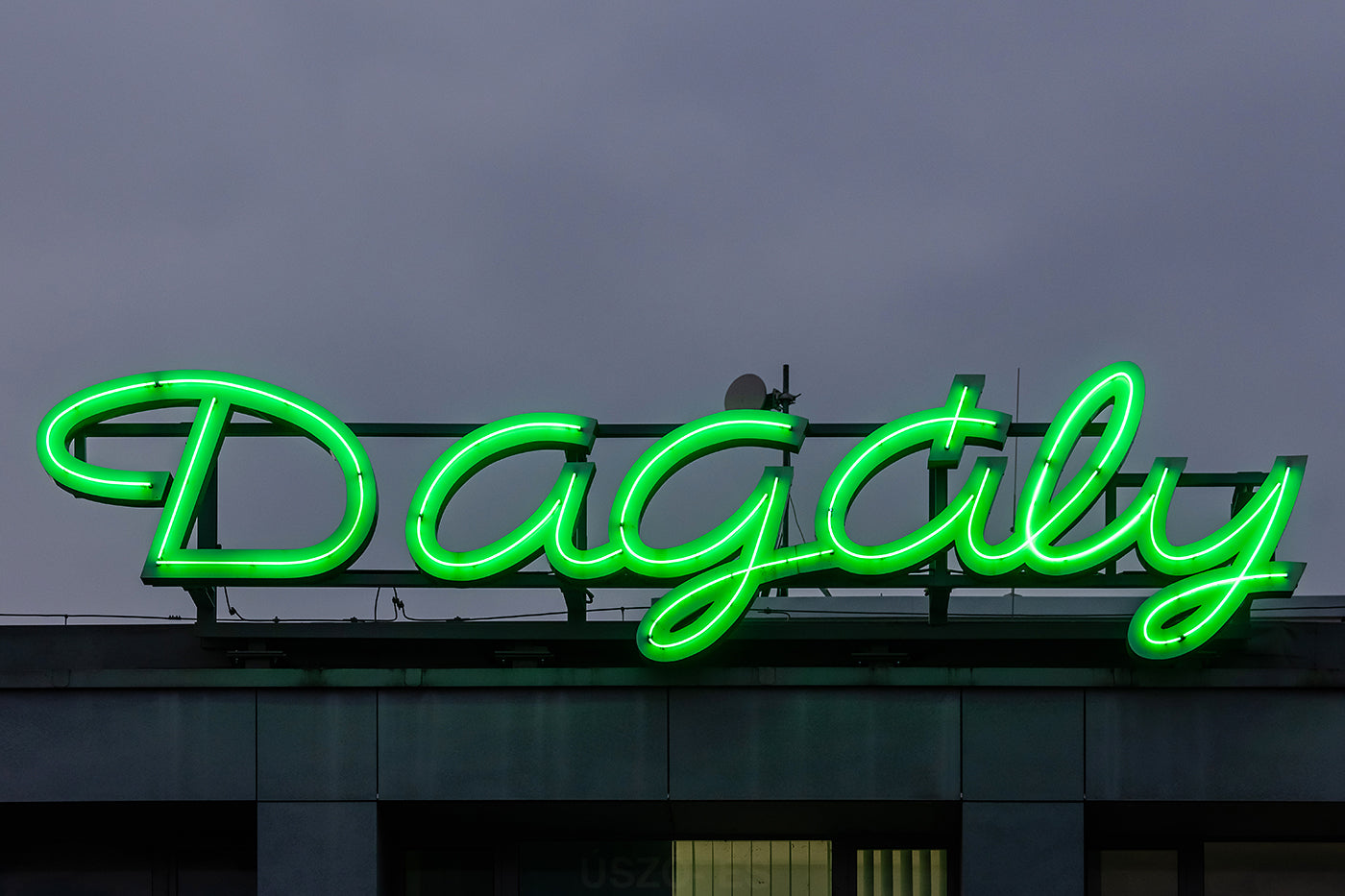 Neon sign for Dagály Bath #3540