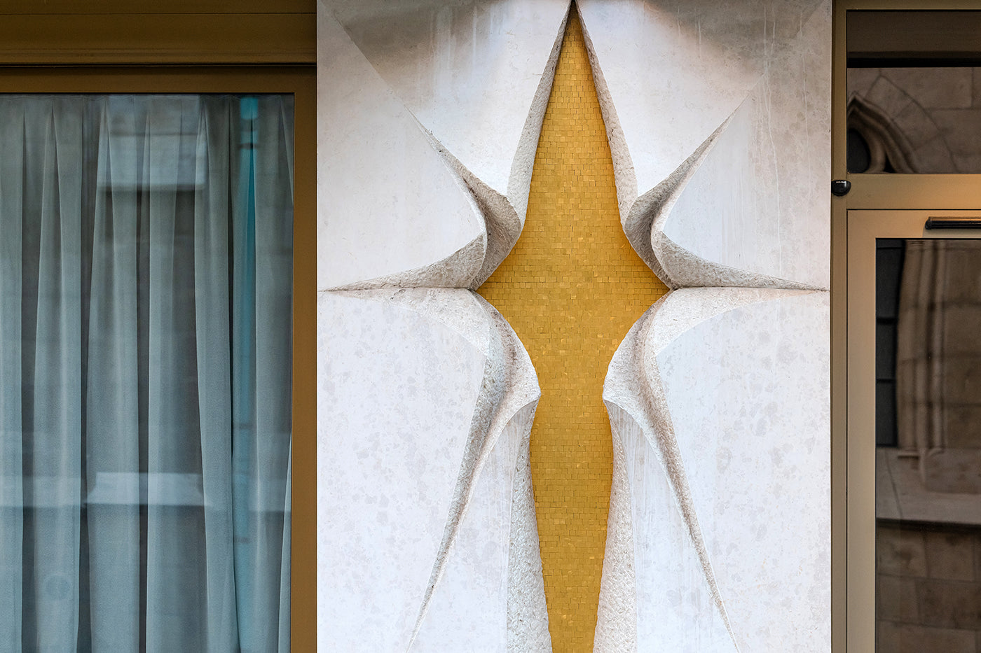 Dombormű a budavári Hilton szálló oldalában #3550