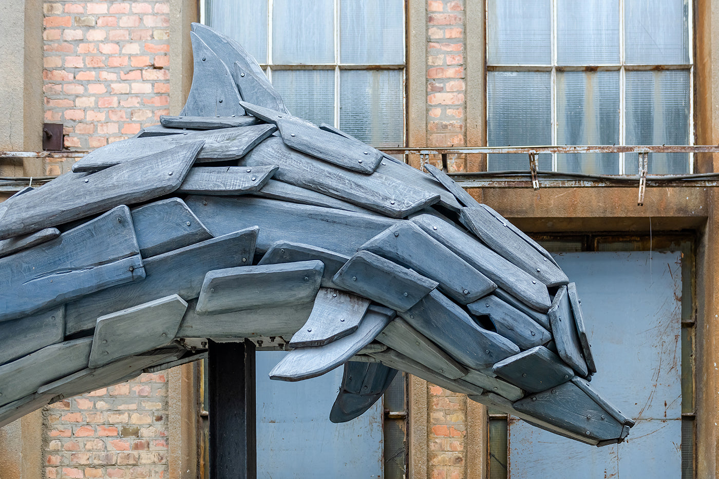Sculptures by Miklós Szőke Gábor in front of his studio #3564