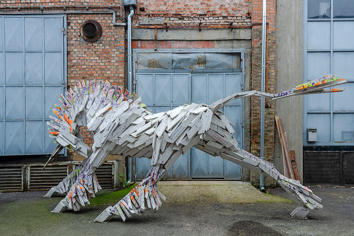Sculptures by Miklós Szőke Gábor in front of his studio #3565