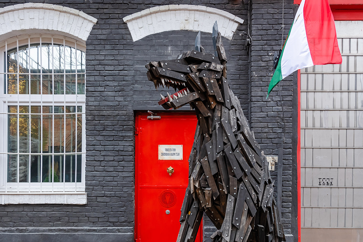 Sculptures by Miklós Szőke Gábor in front of his studio #3578