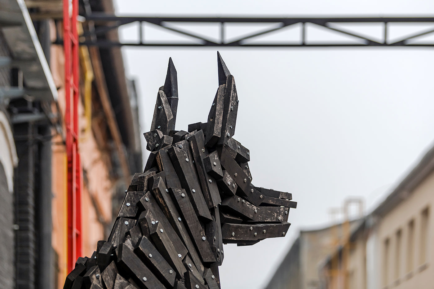 Sculptures by Miklós Szőke Gábor in front of his studio #3583