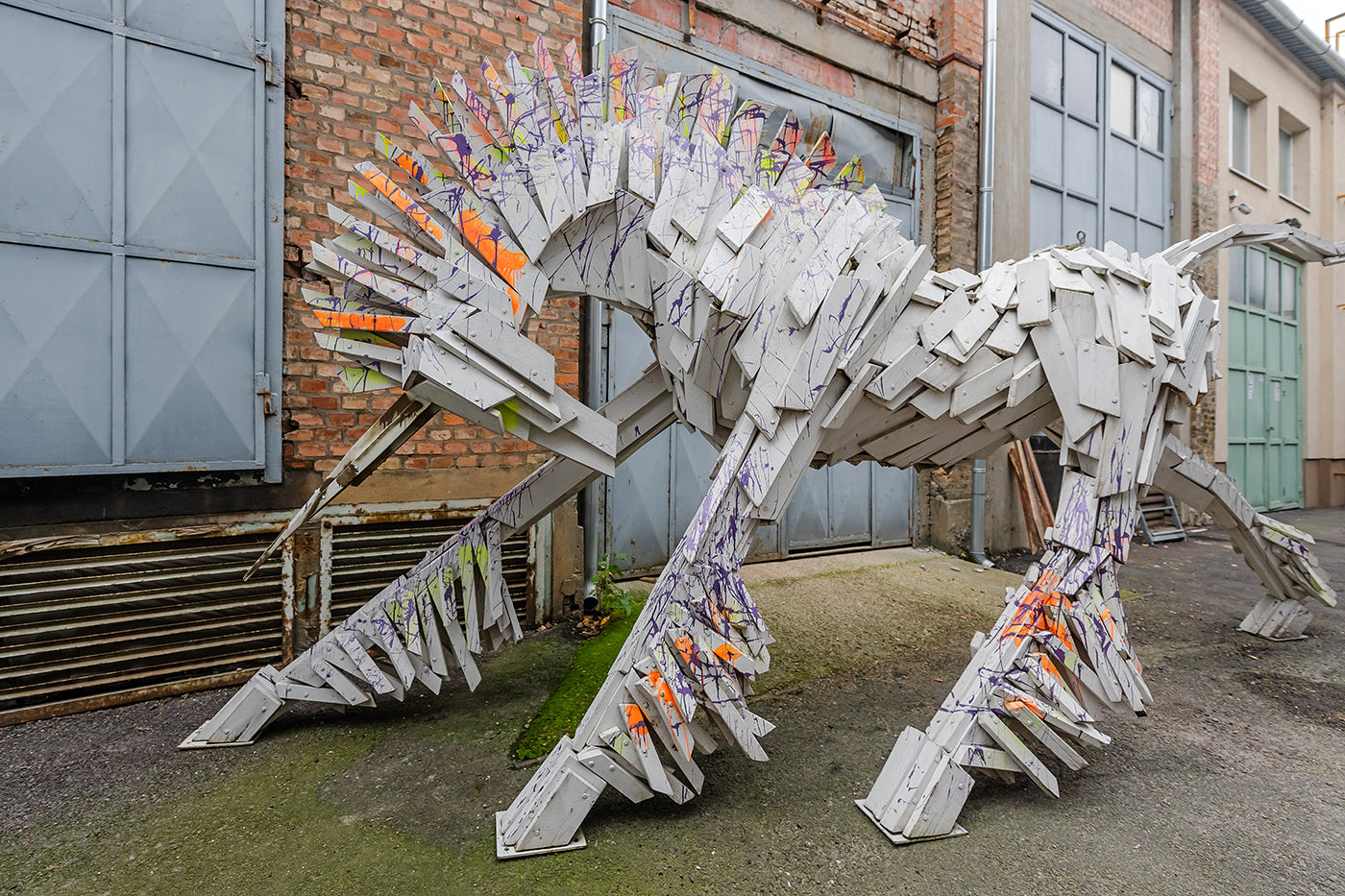 Sculptures by Miklós Szőke Gábor in front of his studio #3587