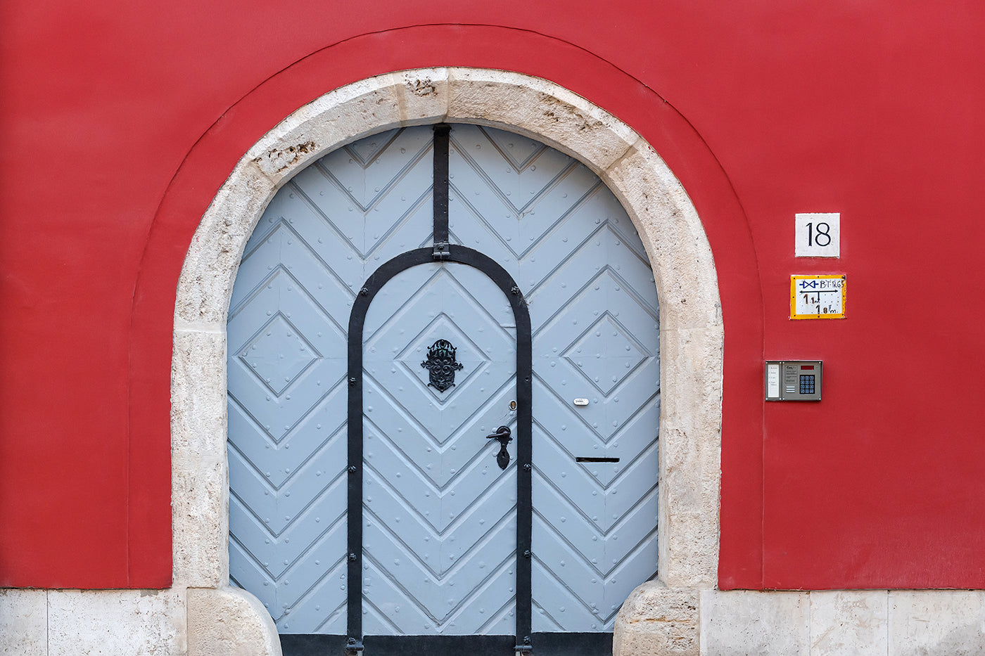 Gate 18 of Táncsics Mihály Street #3849