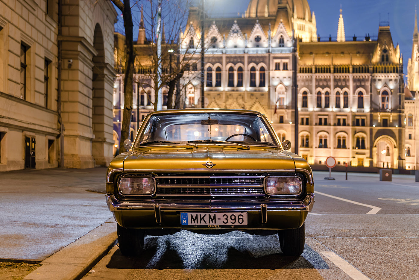 Old Opel at the Parliament #4022