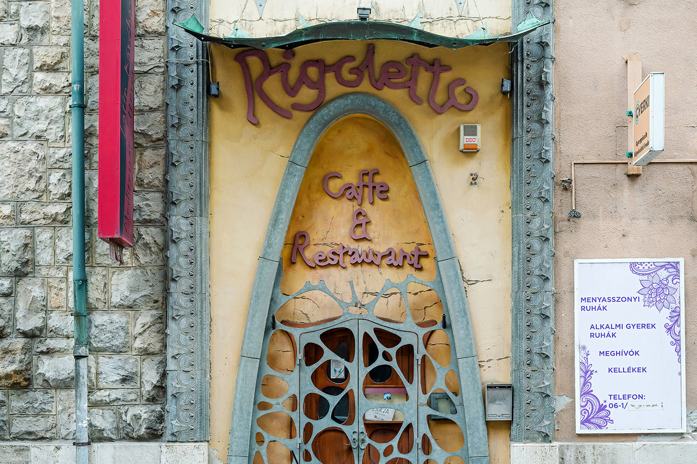 Rigoletto kávézó kapuja a Visegrádi utcában #4076