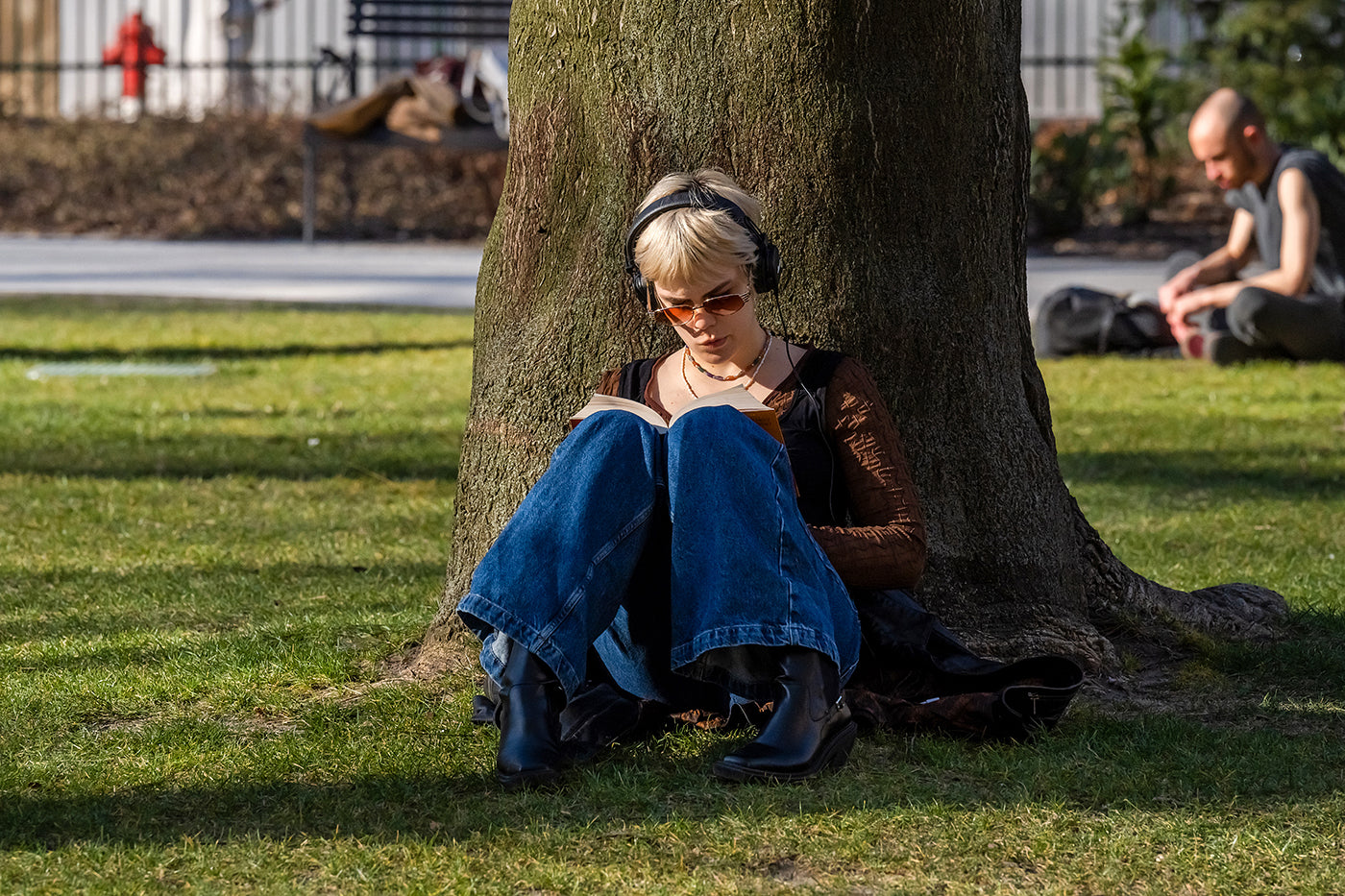 Girl reading in the Museum garden #4171