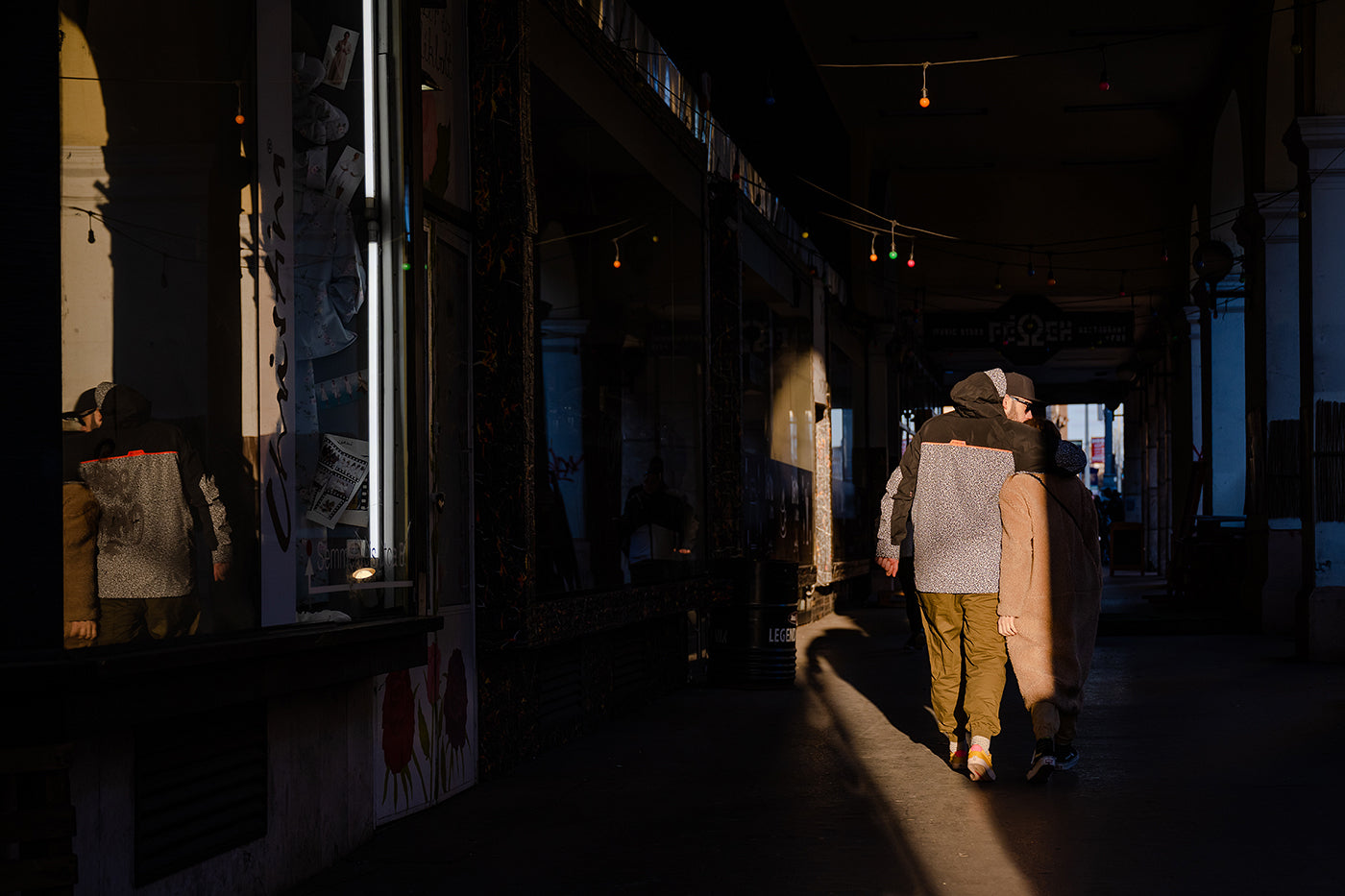 Couple walking under the arcades of Kossuth Lajos Street #4242